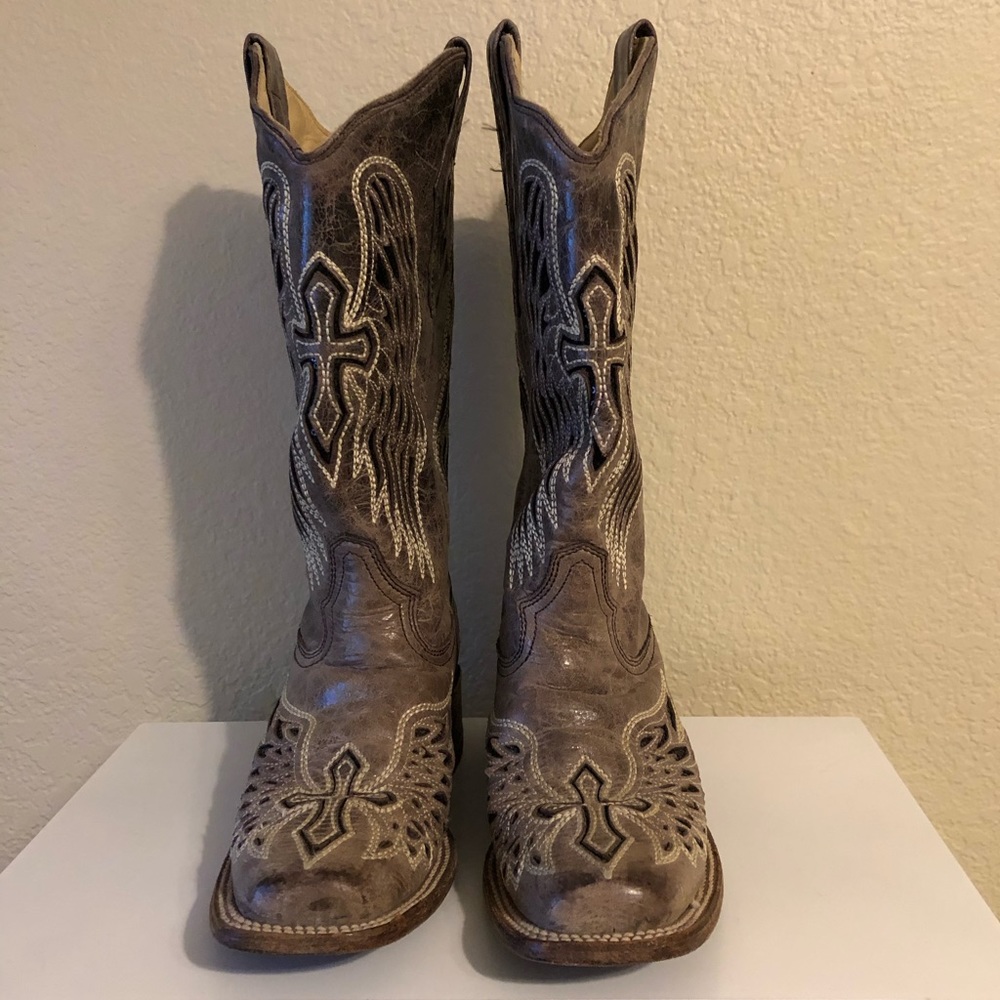 SIZE 8 CORRAL WOMANS COWBOY BOOTS - make an offer